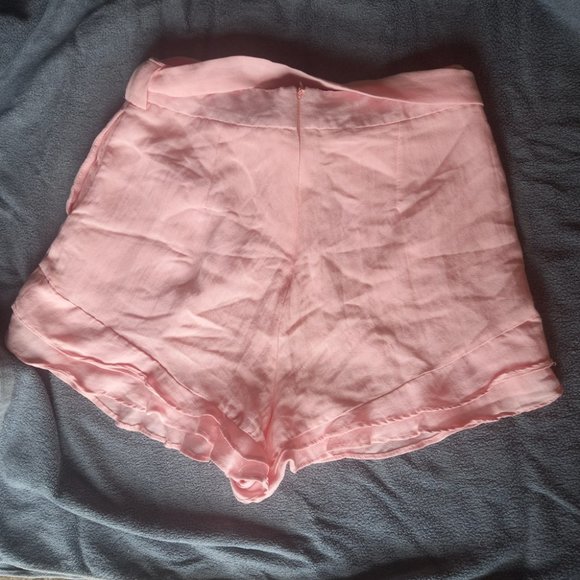 White Closet pink lightweight shorts with belt, layers and zip (Size 10) - Picture 3 of 4